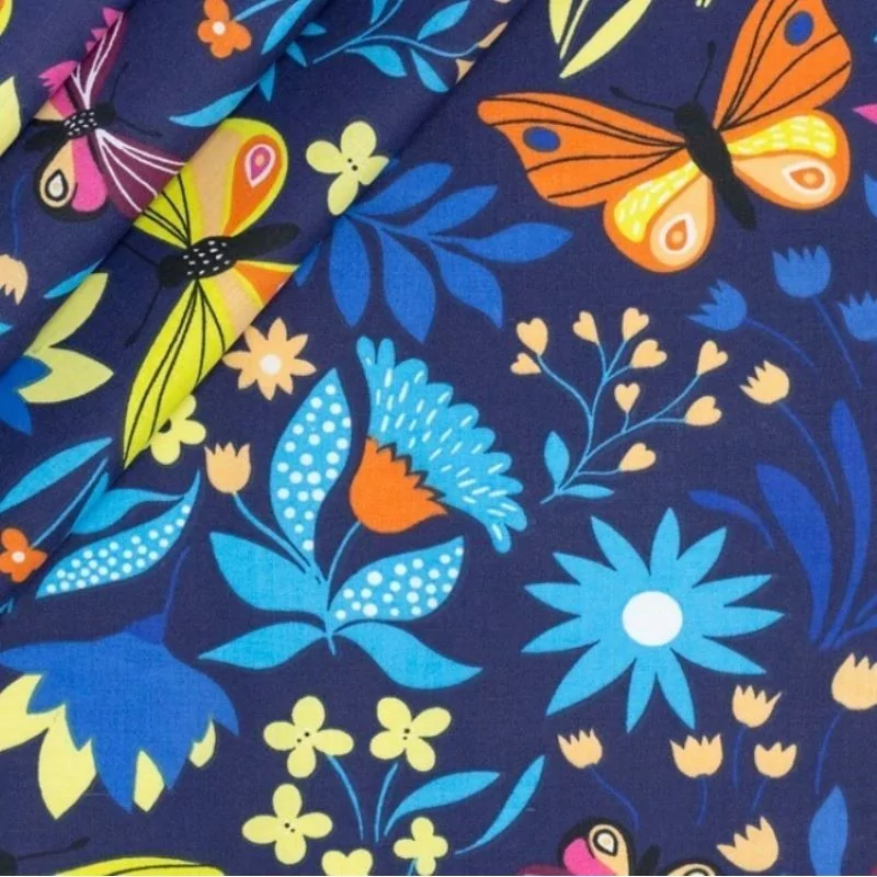 Katoenen stof vlinders en blauwe bloemen | Wolf Stoffen